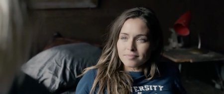 Ниже её губ (2016)